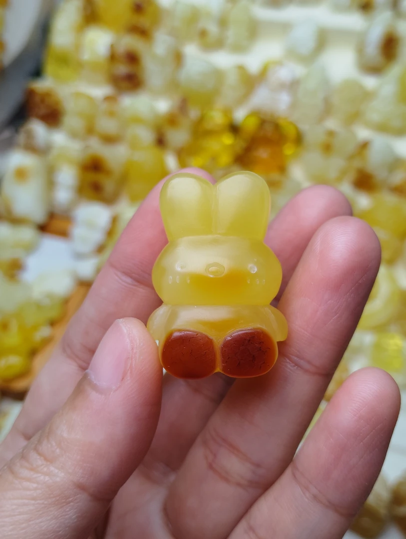 蜜蜡机油黄兔子精美雕刻件