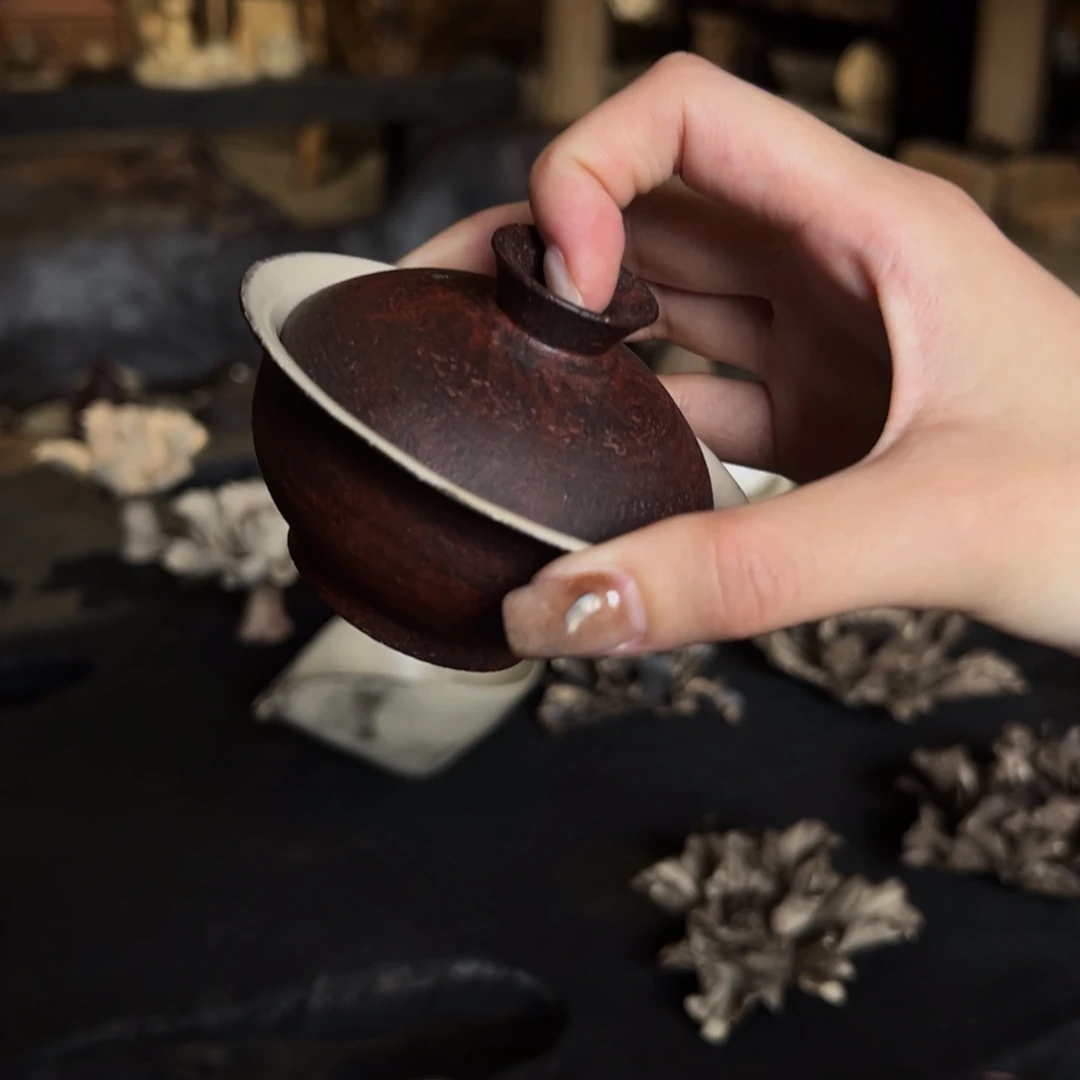 瓷片陶瓷。            陶瓷。