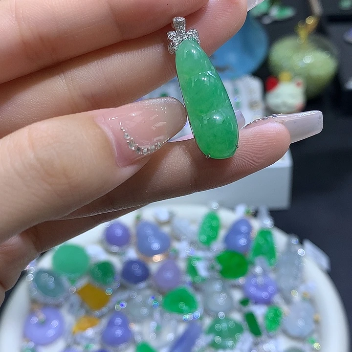 翡翠18K金镶嵌颈饰