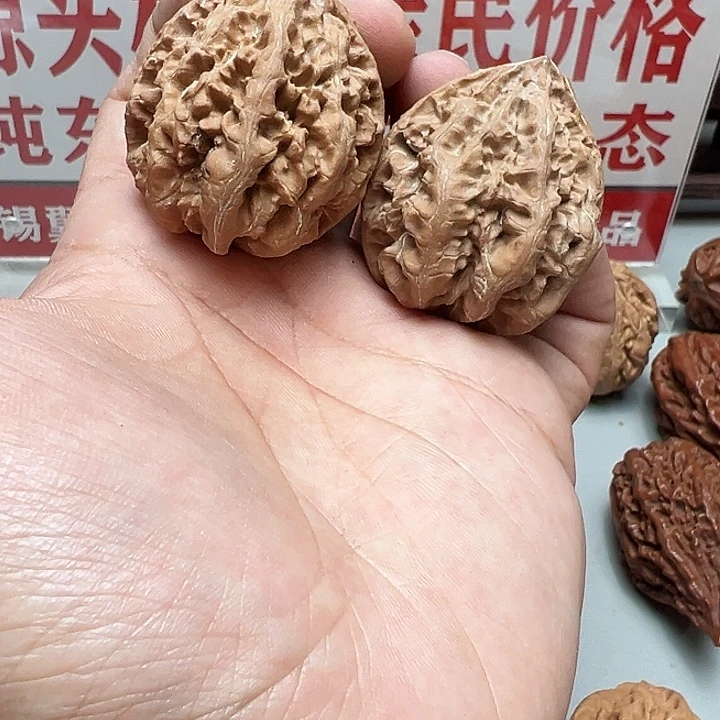 大***风吊坠文玩核桃巨钻