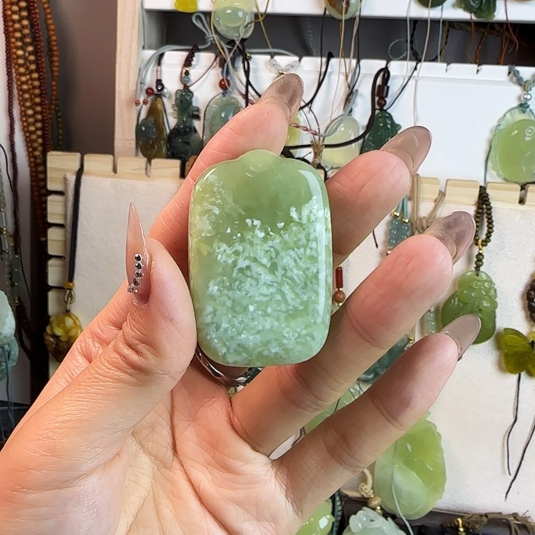 紫****蛇纹石玉未镶嵌颈饰