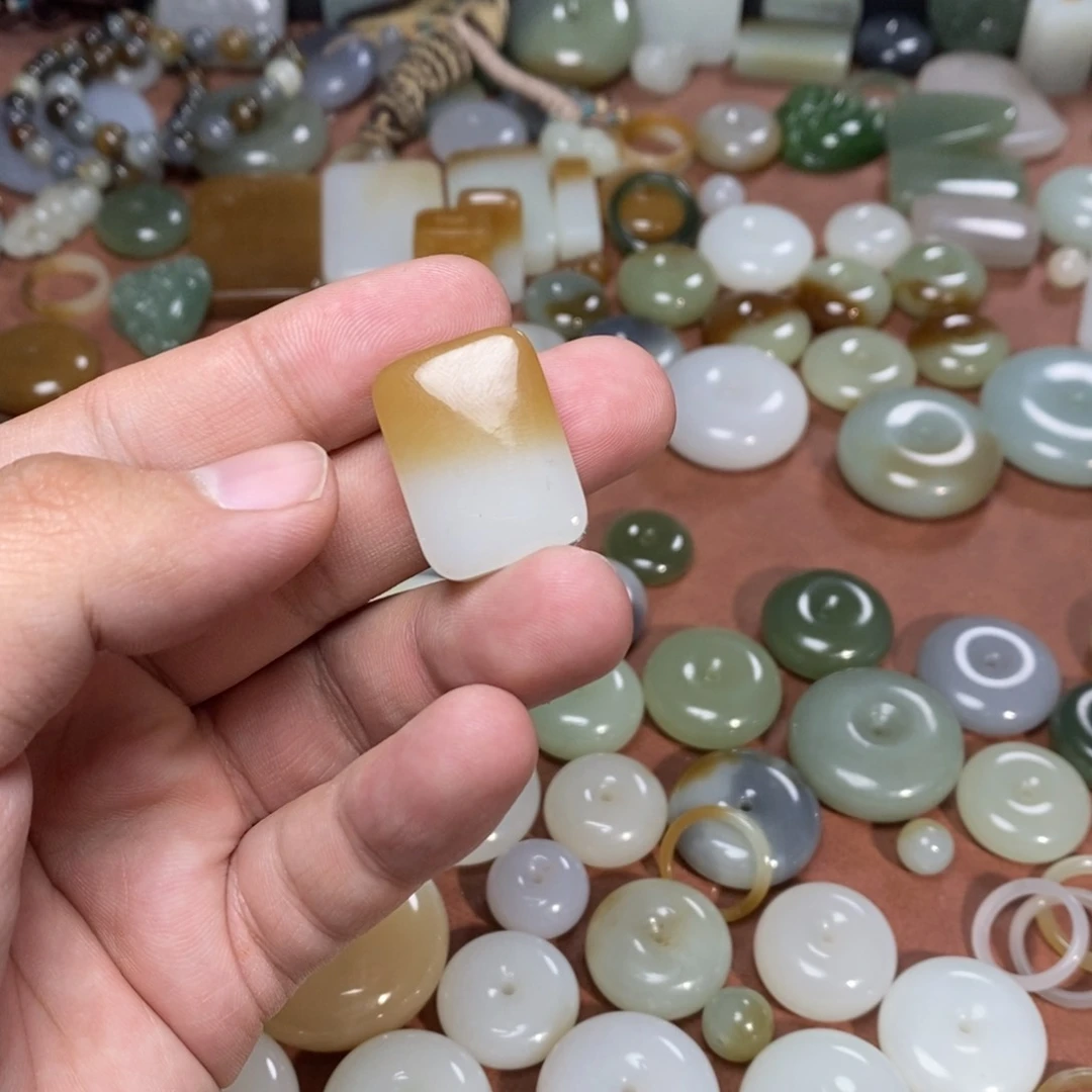 和田玉吊坠(不含链)未镶嵌美**情