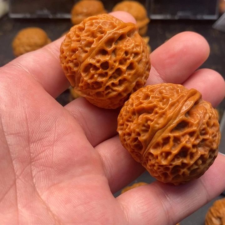 文玩核桃把件珊瑚满天星