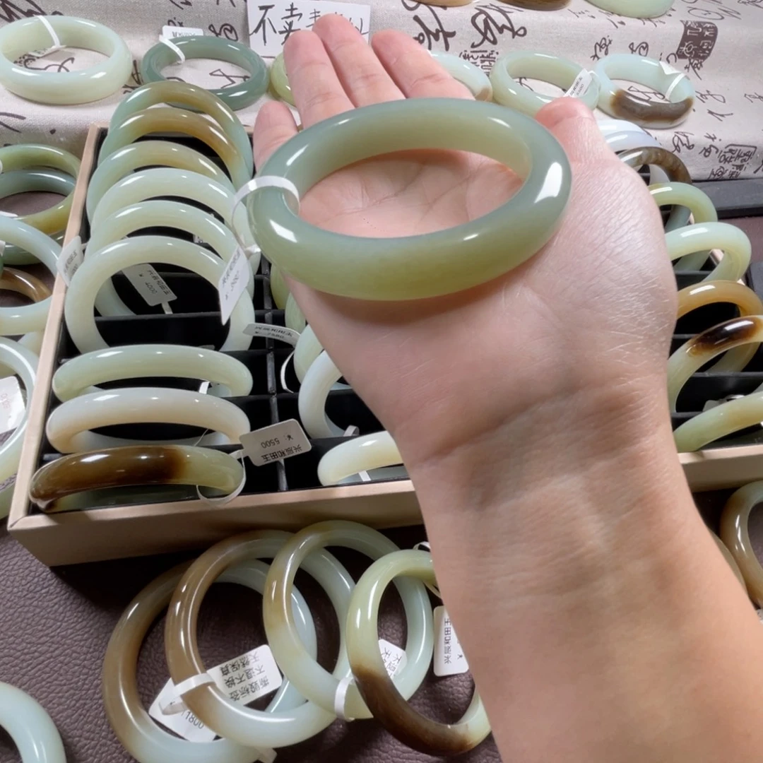 和田玉未镶嵌手镯