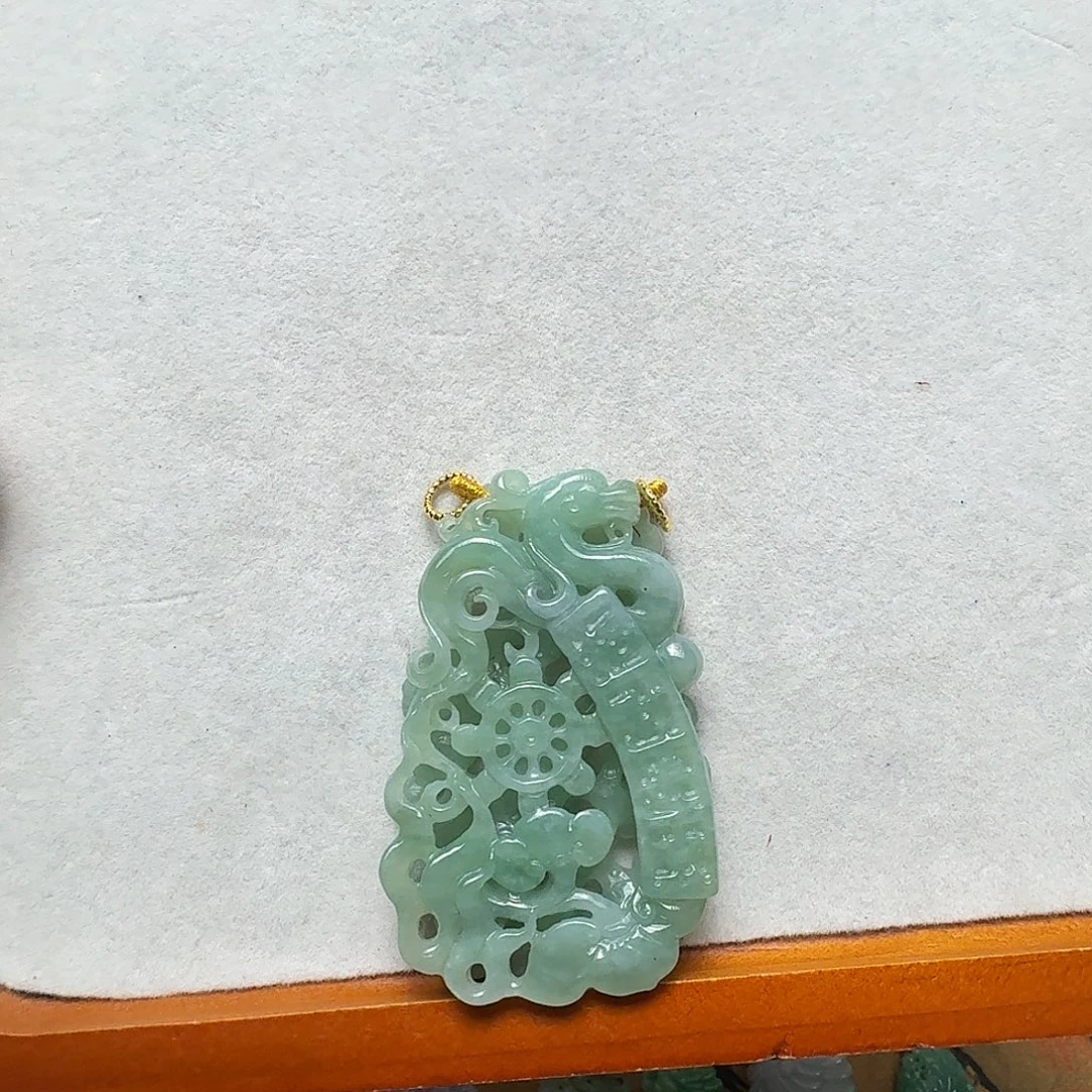 翡翠未镶嵌吊坠(赠链)