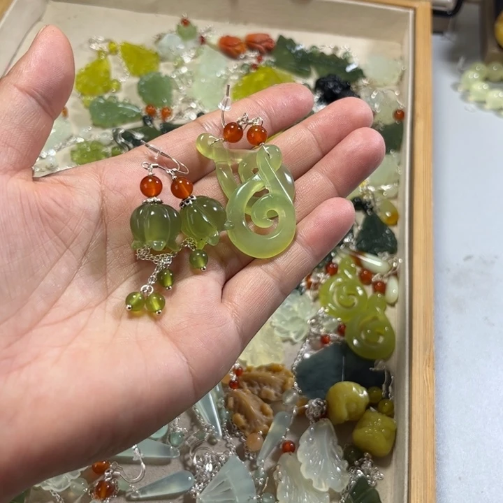 蛇纹石玉合金耳饰