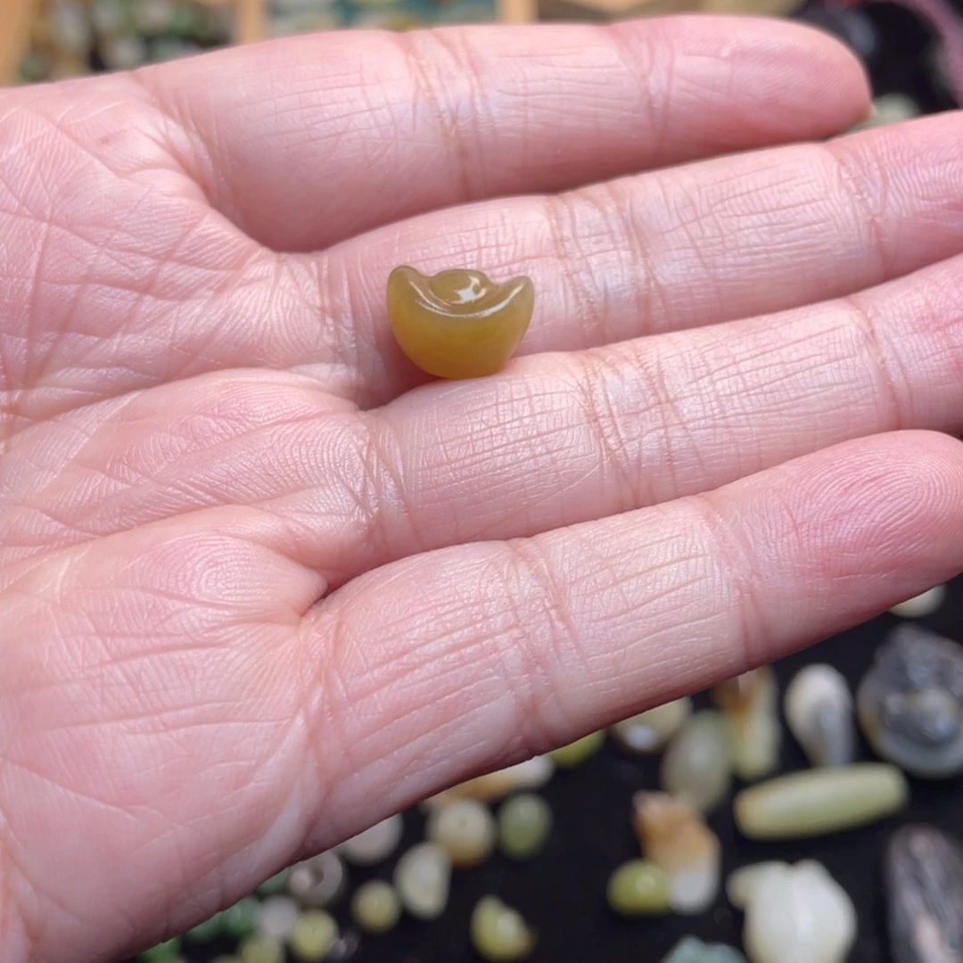 和田玉颈饰未镶嵌枫**?