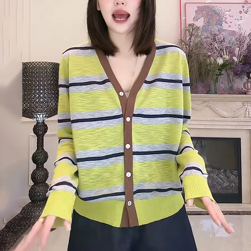 2025早秋新款女绿色条纹V领针织衫洋气减龄显瘦薄款防晒开衫上衣