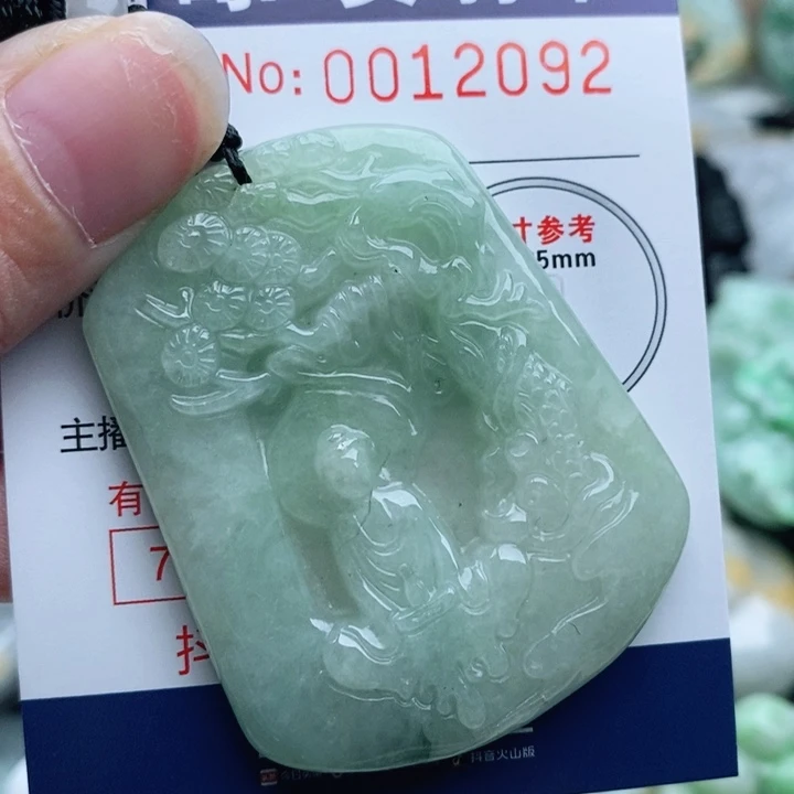 翡翠未镶嵌颈饰一
