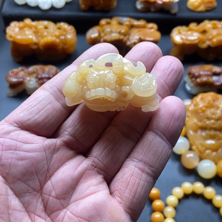 石英质玉（黄龙玉）未镶嵌颈饰