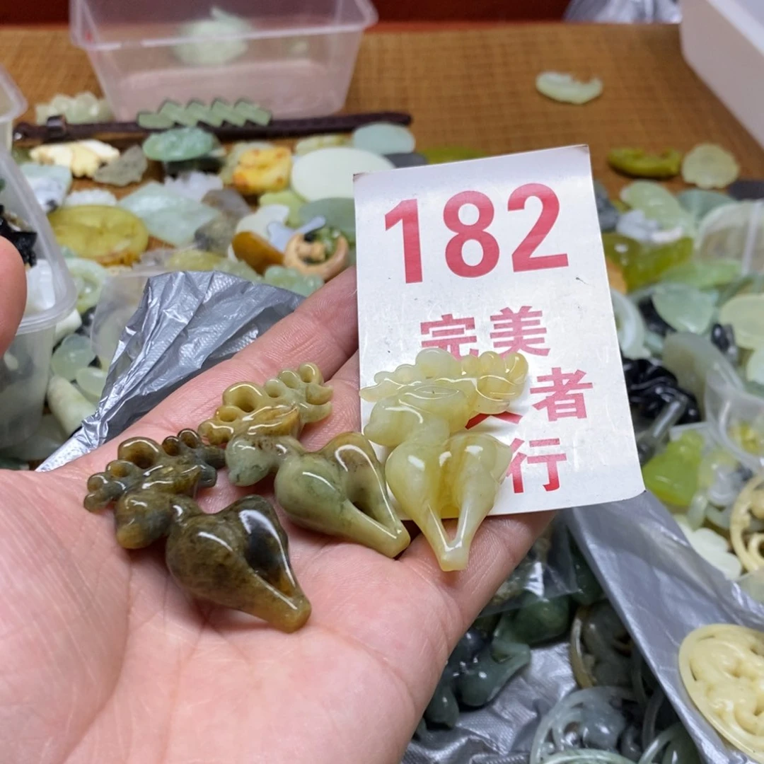 蛇纹石玉挂坠未镶嵌
