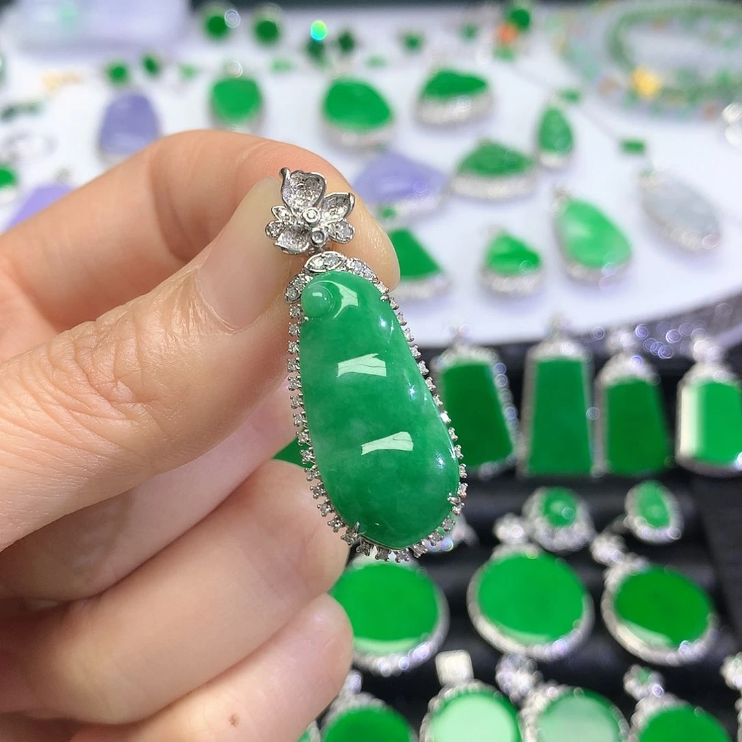 颈饰18K金镶嵌翡翠吊坠