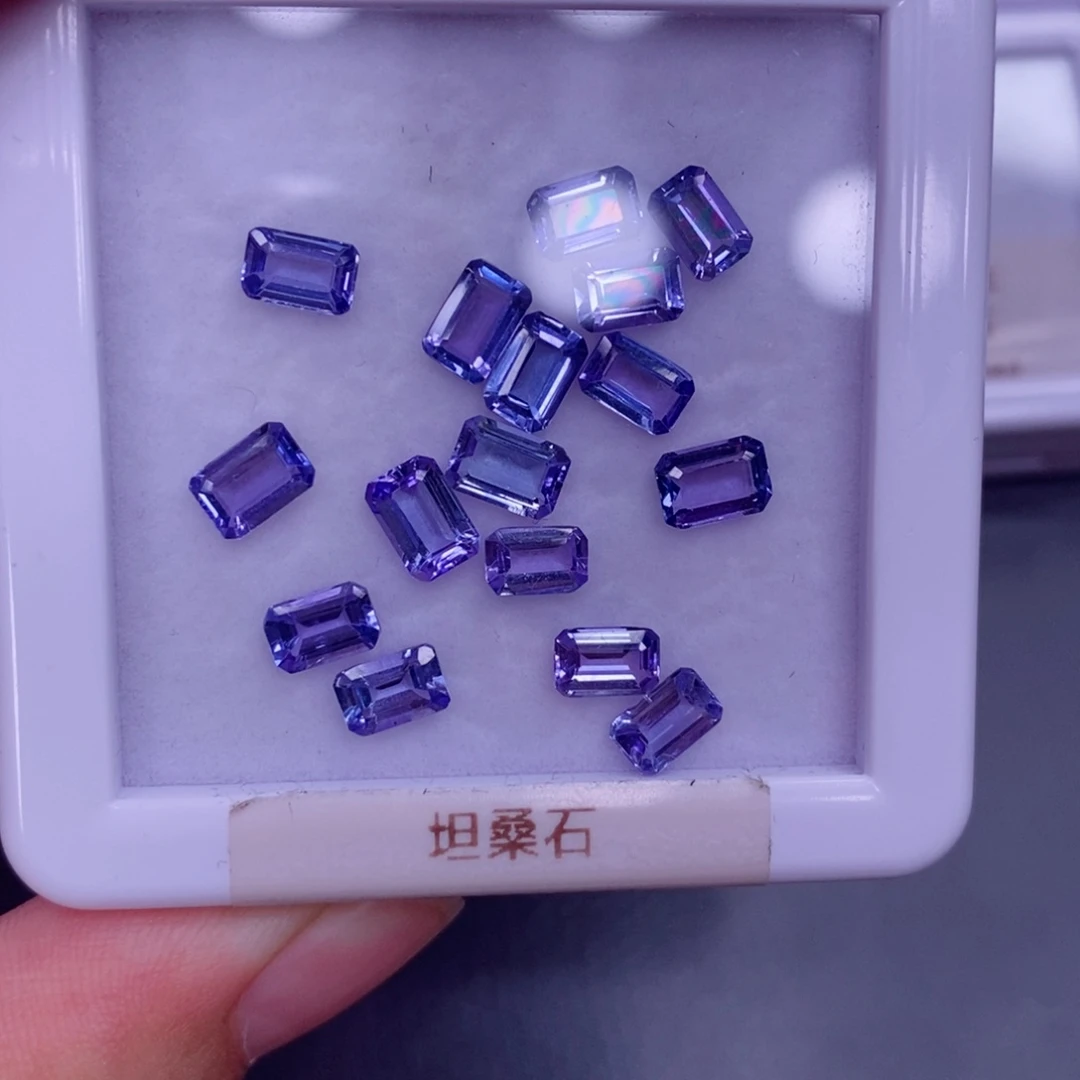 未镶嵌裸石坦桑石160一粒，仅供展示，挑好上定向