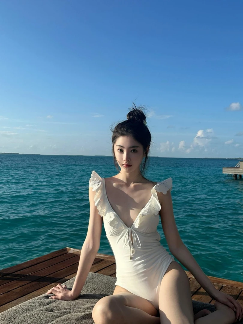 连体泳衣新款高级感修身日系简约连体衣荷叶边比基尼