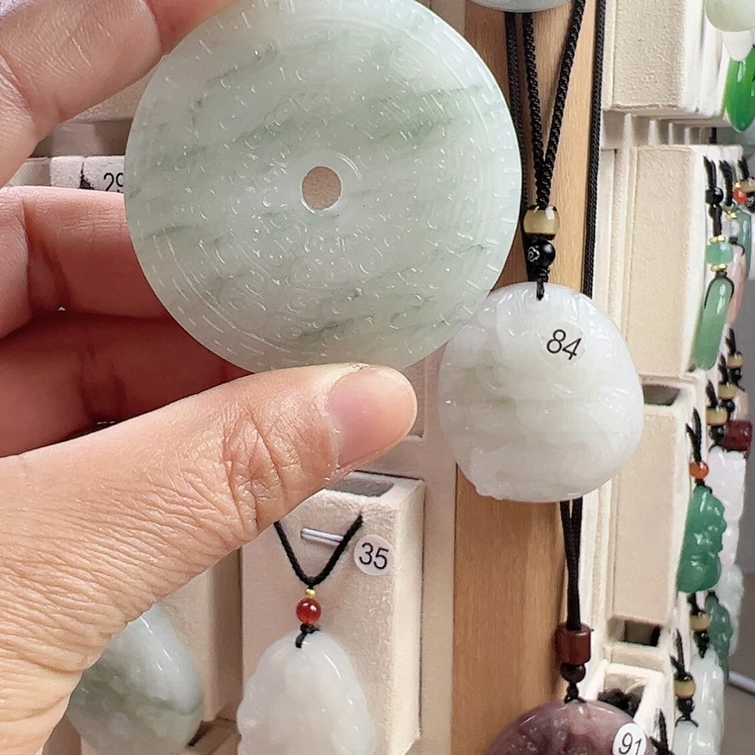 石英质玉未镶嵌颈饰