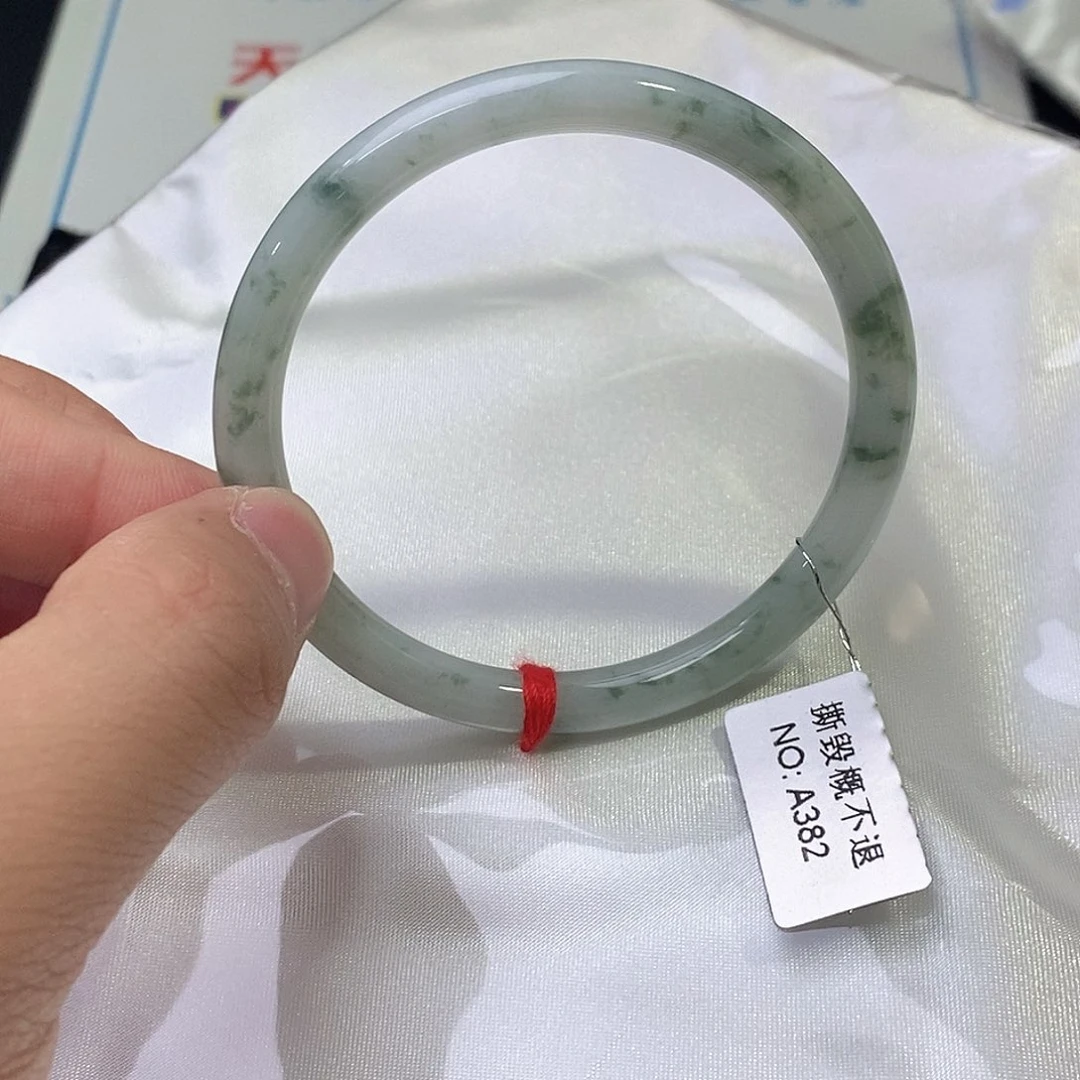 翡翠未镶嵌手镯（圆镯）