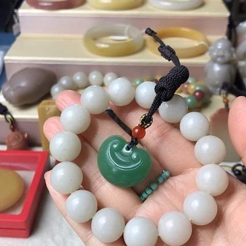 石英质玉未镶嵌颈饰