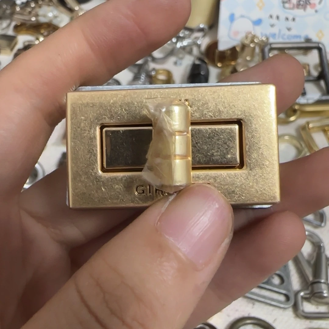 金色扭锁15元2个.