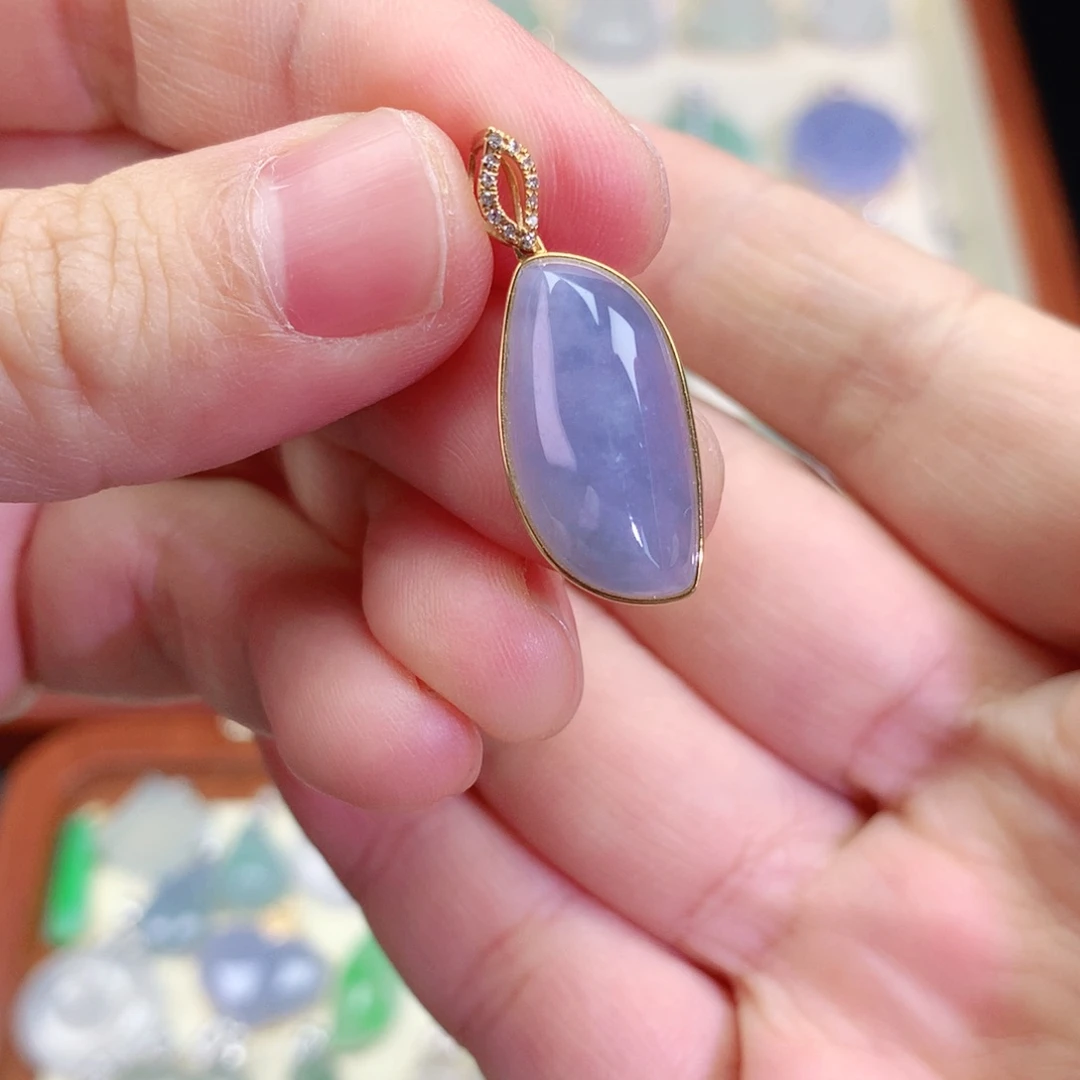 颈饰18K金镶嵌翡翠