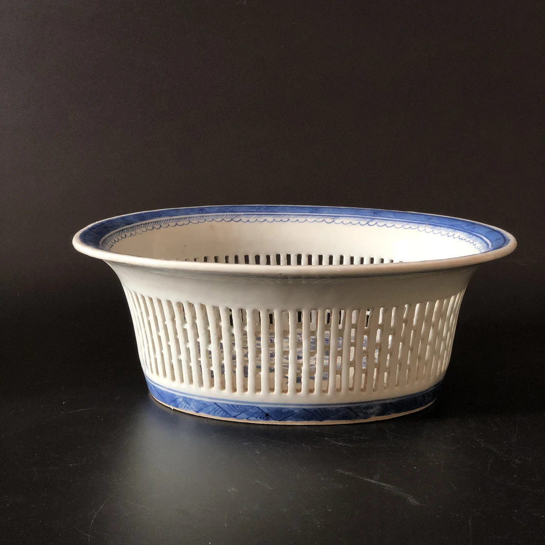 25120250 清道光青花亭台楼阁山水纹镂空果篮 长27.5cm