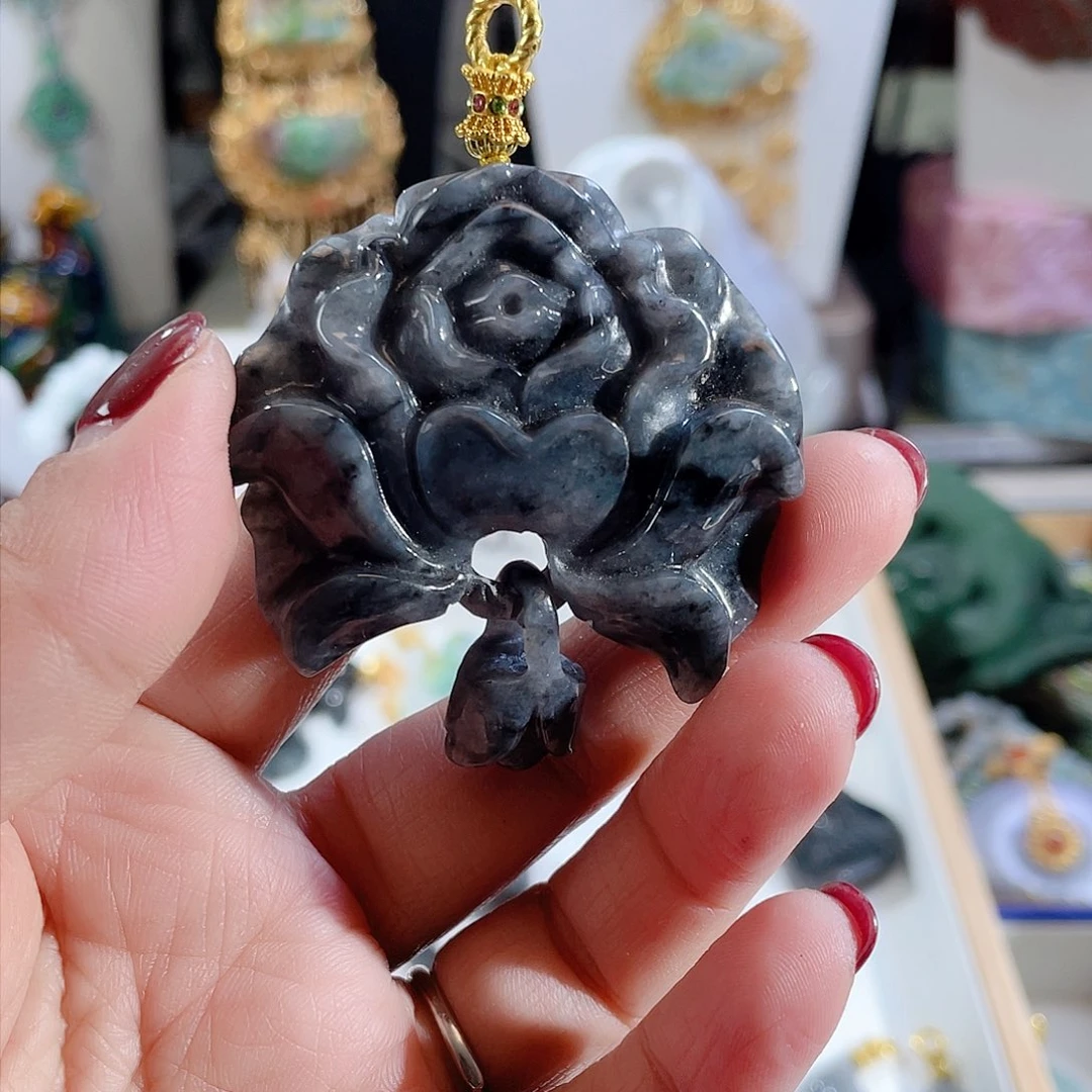 翡翠颈饰未镶嵌翡翠乌鸡花朵