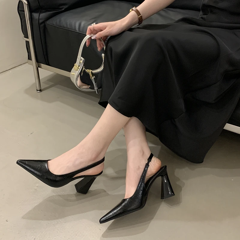 黑色百搭尖头高跟鞋女2025春夏季新款配裙子粗跟单鞋后空包头凉鞋