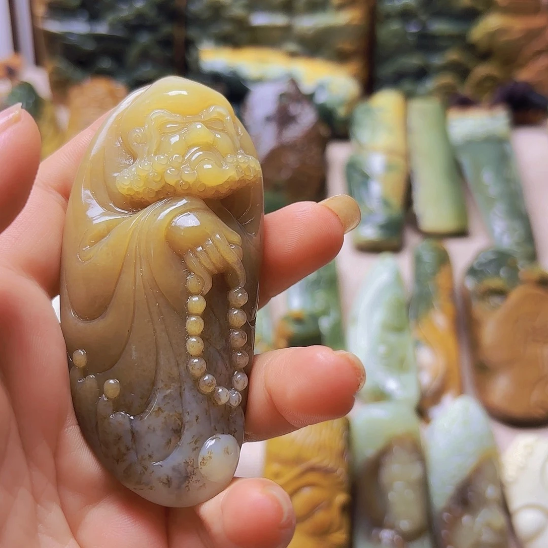 侠***丈未镶嵌岫岩老玉（透闪石质玉）挂件