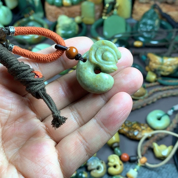 吊坠(赠链)未镶嵌岫岩河磨玉（透闪石质玉）