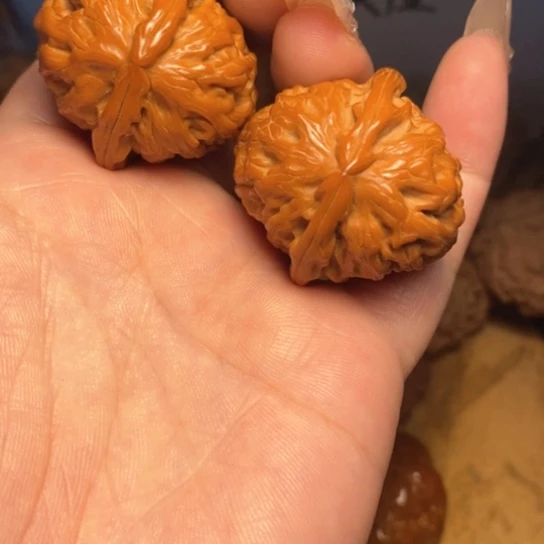 文玩核桃吊坠白狮子