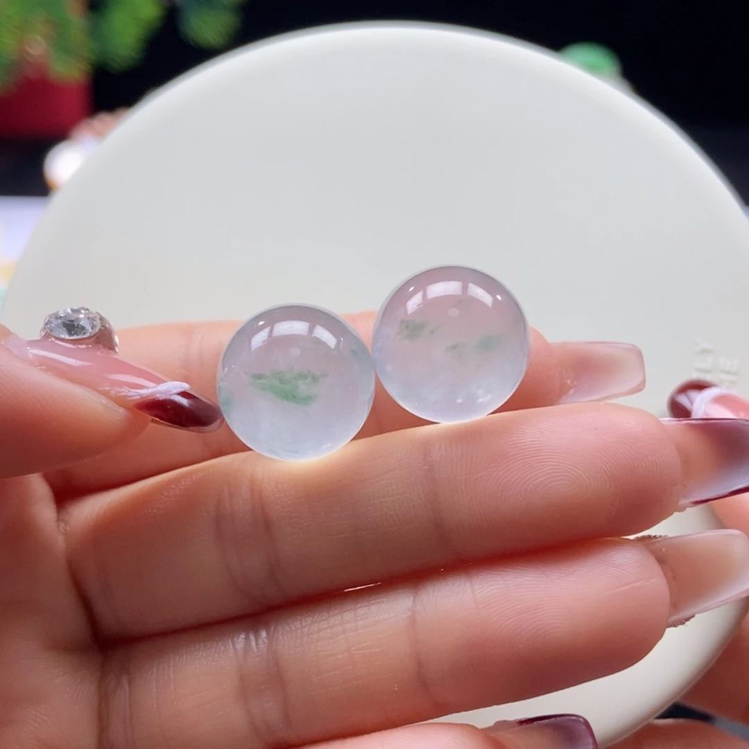 翡翠散珠翡翠高冰飘绿大珠卡15.8mm，随机发一颗