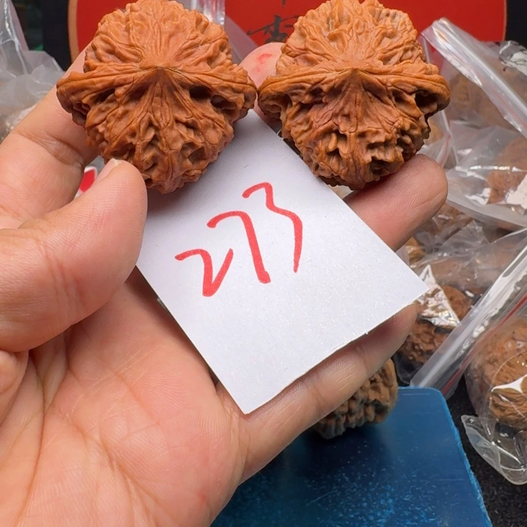 文玩核桃把件46红地闷鸡心墩