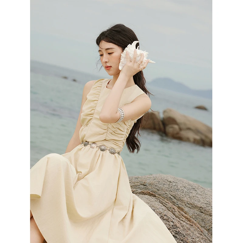 谜秀淡黄修身连衣裙女圆领无袖金属腰带显瘦通勤气质白色夏季复古