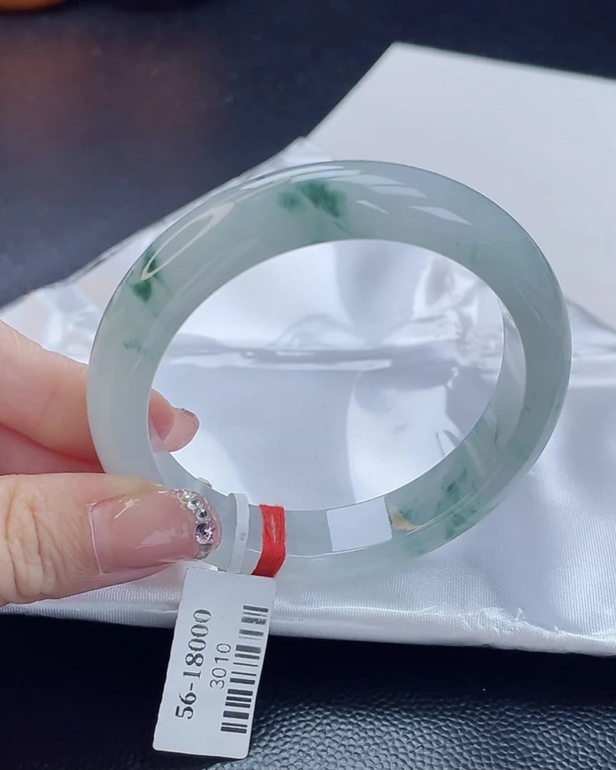 翡翠手镯未镶嵌翡翠