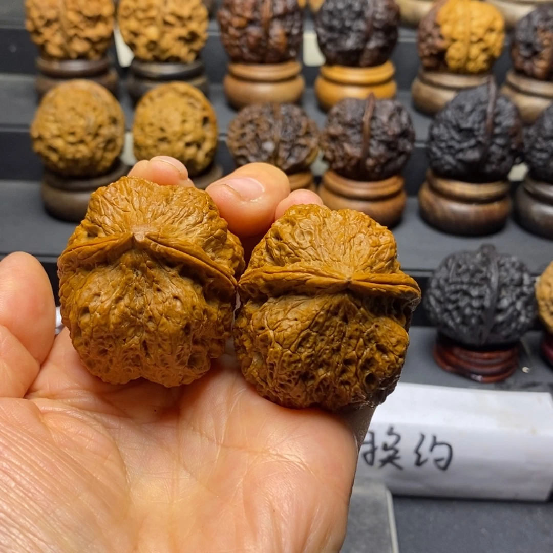 文玩核桃吊坠梅花官座44