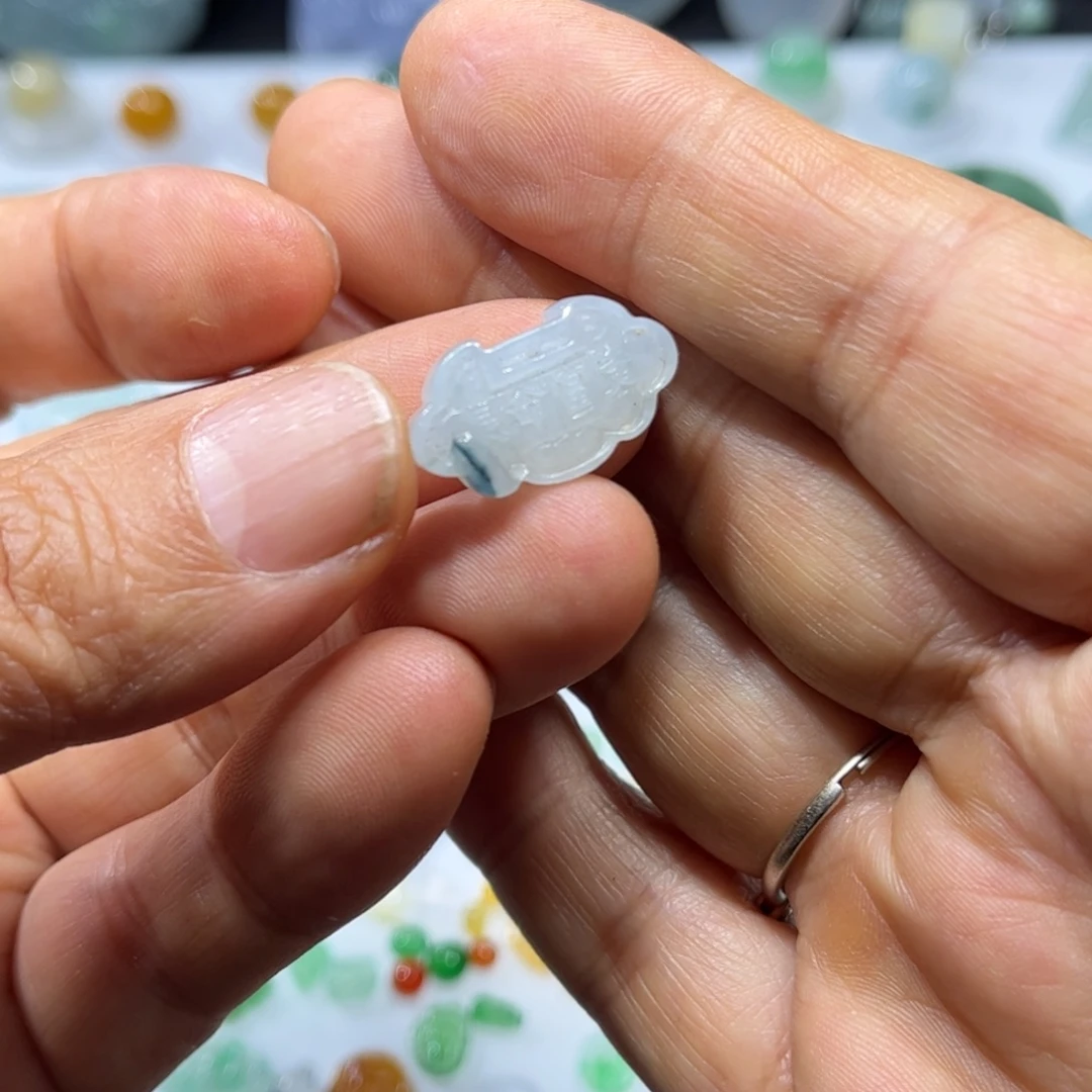 翡翠未镶嵌颈饰锁