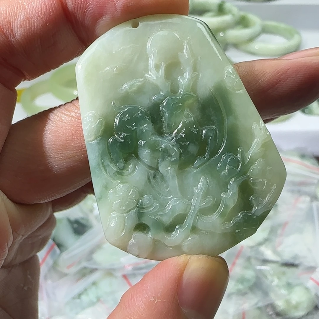 透闪石-蛇纹石玉未镶嵌颈饰