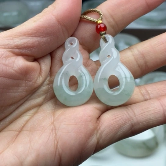 石英质玉（金丝玉）颈饰未镶嵌它**坊