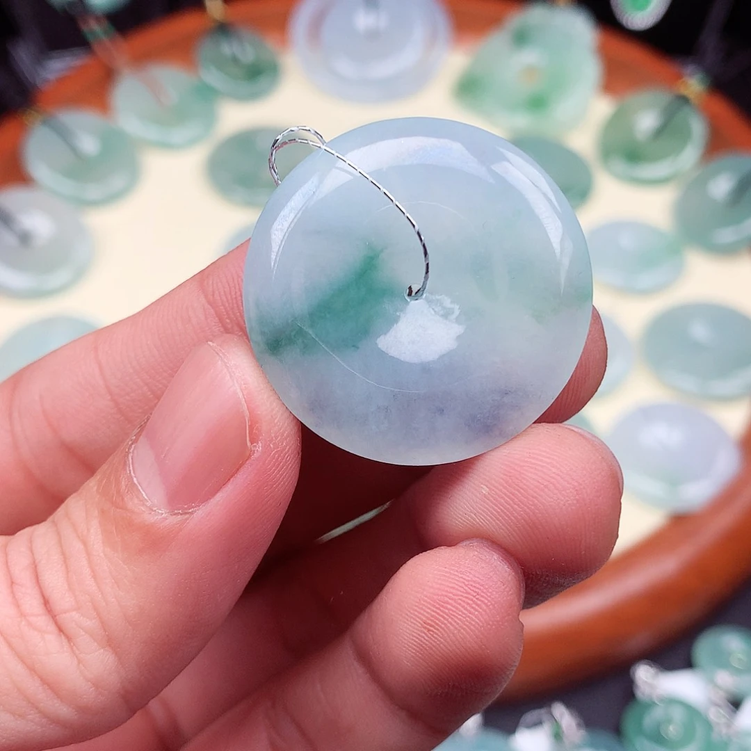 翡翠颈饰未镶嵌平安扣