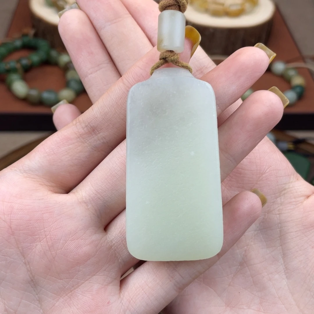 粘***儿颈饰未镶嵌和田玉