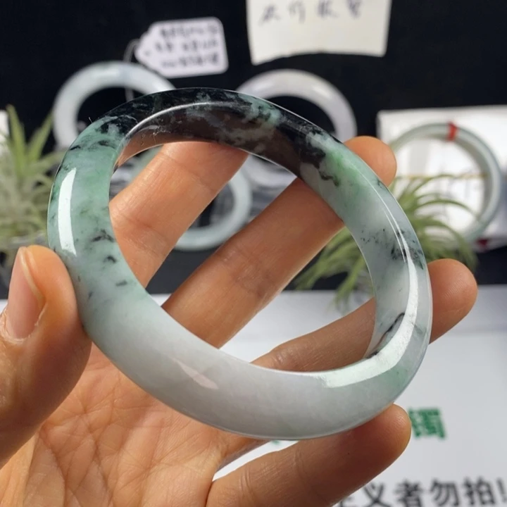 翡翠未镶嵌手镯52。 60圈