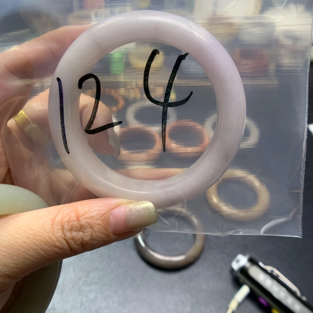 石英质玉手镯未镶嵌小****?