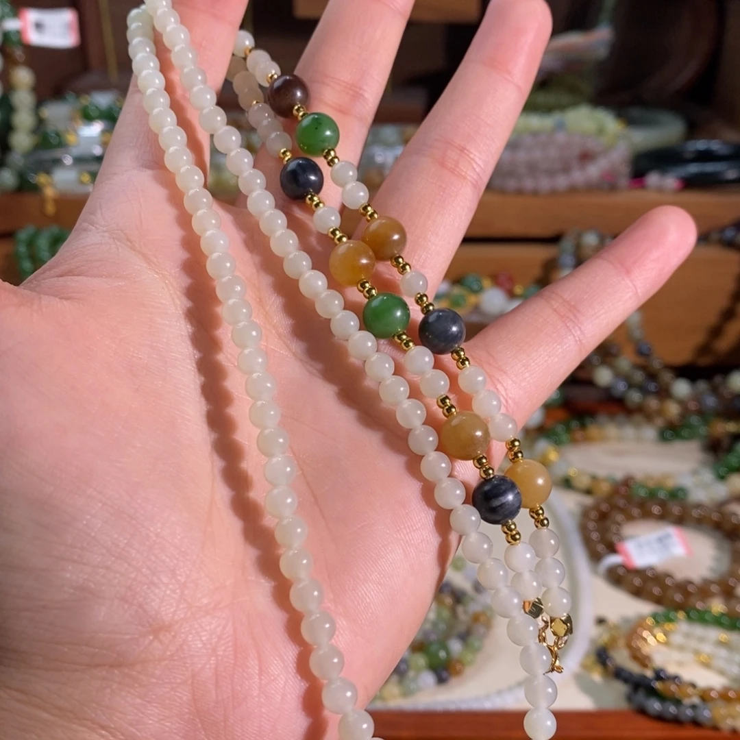 莫***求和田玉未镶嵌颈饰