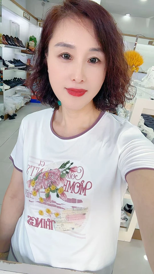 圆领鲜花简单百搭小衫