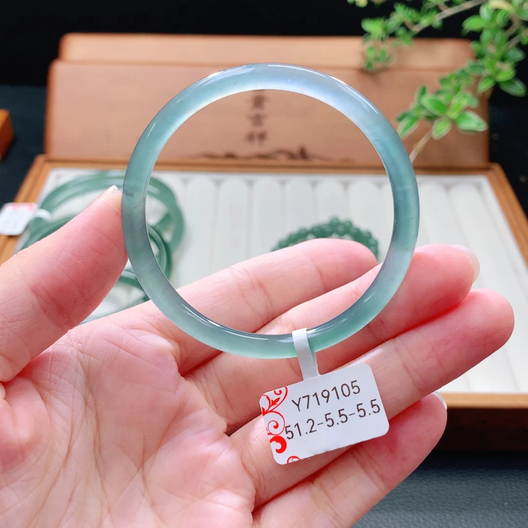 未镶嵌手镯（圆镯）翡翠