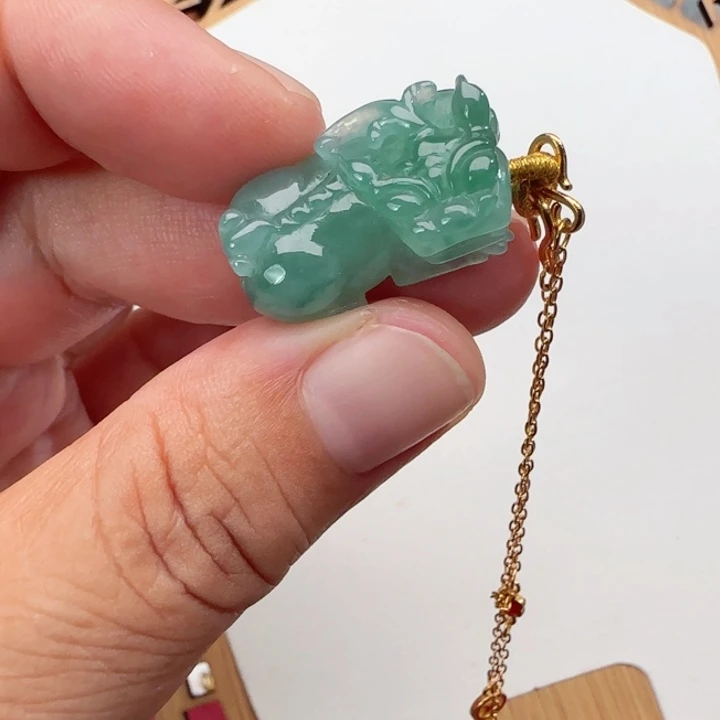 翡翠未镶嵌颈饰国风