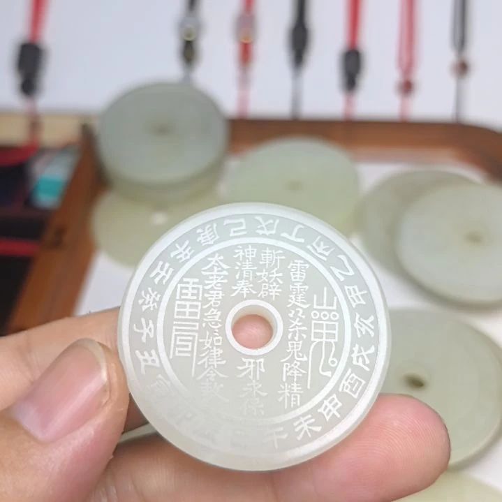 前***錦蛇纹石玉未镶嵌颈饰