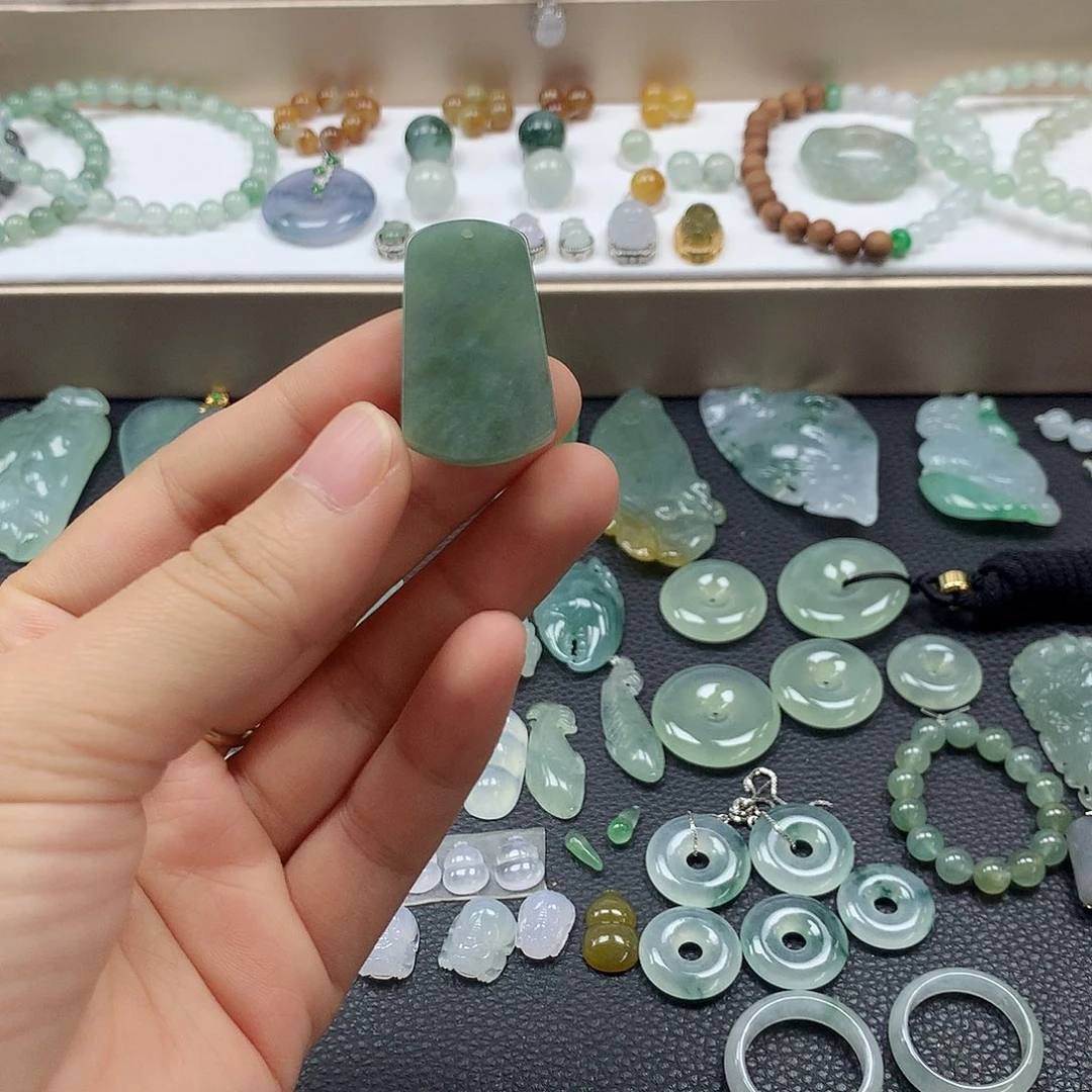 翡翠未镶嵌颈饰无事牌