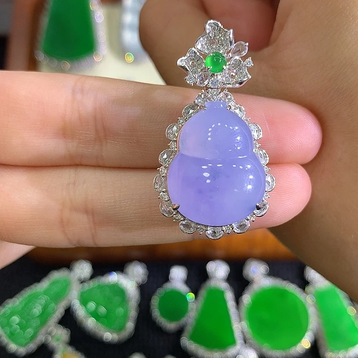 翡翠18K金镶嵌颈饰葫芦