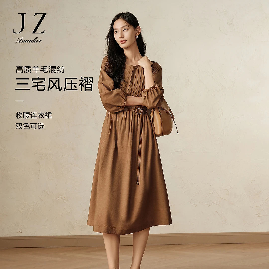 玖姿安娜蔻新中式优雅压褶收腰垂坠连衣裙2025春季新款JTEQ50040