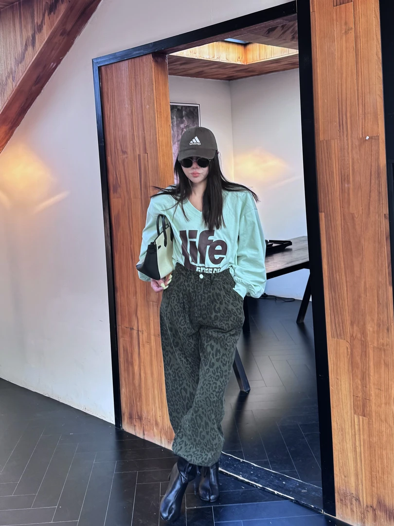 吉吉【清冷感】新品宽松V领字母印花长袖T恤百搭上衣#2025-12 C68